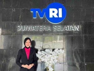 Penyiar TVRI Sumsel yang menggunakan bahasa Sekayu. Foto: Kominfo Muba.