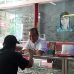 Uda Andi, Owner Optik Sriwijaya, sedang melayani pelanggan yang datang untuk membeli kacamata. (SUMSELHEADLINE.COM/OYONG)