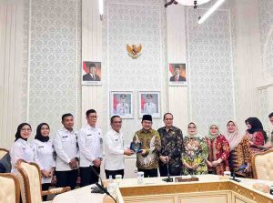 Wakil Walikota Prima Salam menerima audiensi dari Kepala Lapas Kelas I Palembang, M Pithra Jaya Saragih di Ruang Rapat II Setda Kota, Kamis (10/7/2025). Foto: Kominfo Palembang.