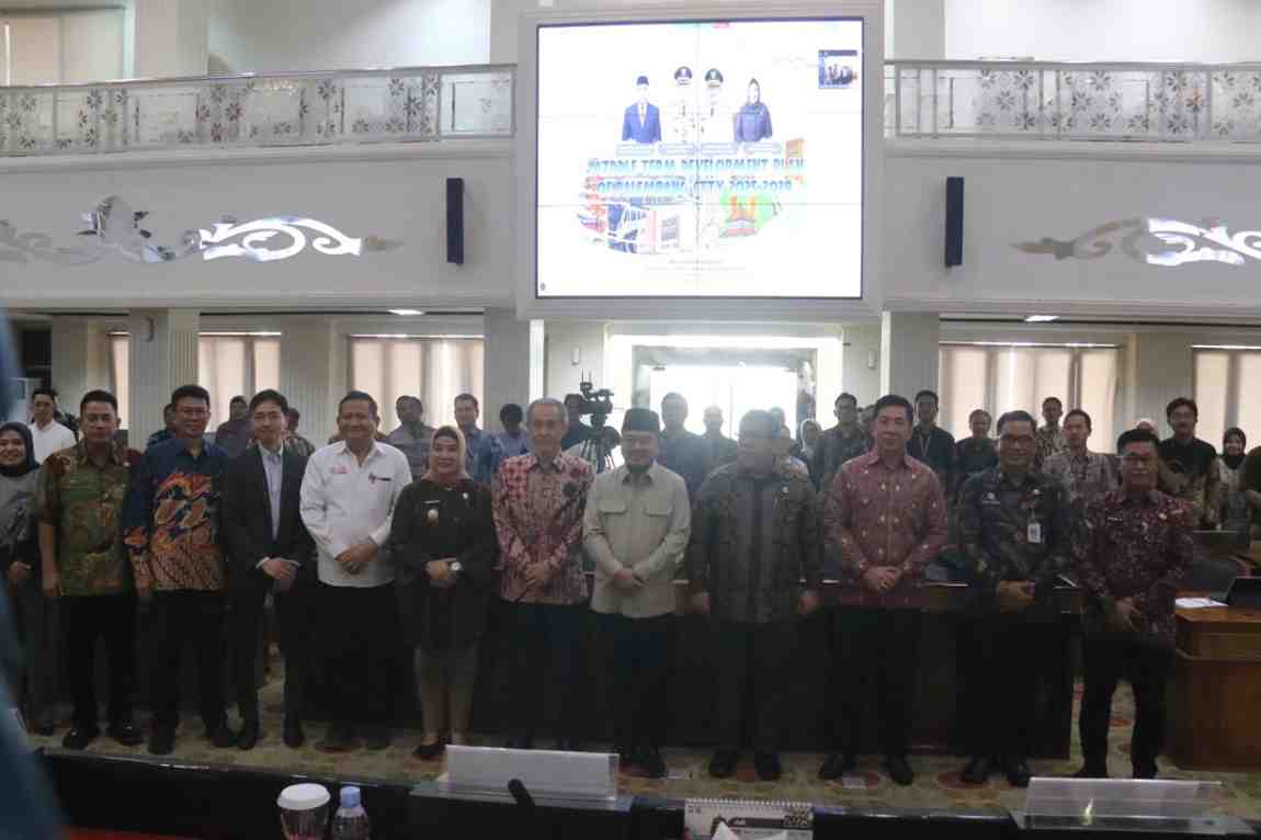 Wakil Menteri (Wamen) Perumahan dan Kawasan Permukiman (PKP), Fahri Hamzah dan Wawako Palembang, Prima Salam pada acara dialog tentang perumahan, Jumat (11/7/2025). Foto: Kominfo Palembang.