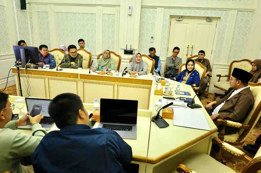 Wawako Palembang, Prima Salam menerima audiensi pengembang aplikasi Bawah Oleh, Jumat (18/7/2025). Foto: Kominfo Palembang.