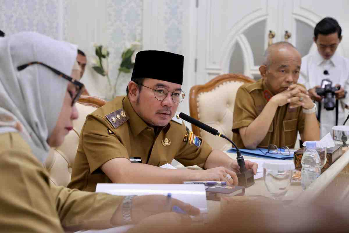Wawako Palembang, Prima Salam memimpin pertemuan dengan para ahli waris (zuriat) Ki Marogan tentang pembangunan Pulau Kemaro, Senin (30/6/2025). Foto: Kominfo Palembang.