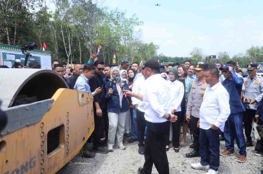 Gubernur Sumsel Herman Deru meresmikan pembangunan jalan batubara, Senin (4/8/2027). Foto: Humas Pemprov Sumsel.