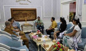 Sekda Palembang, Aprizal Hasyim menerima tiga perwakilan Sumsel untuk ikut Miss Yout 2025, Senin (4/7/2025). Foto: Kominfo Palembang.