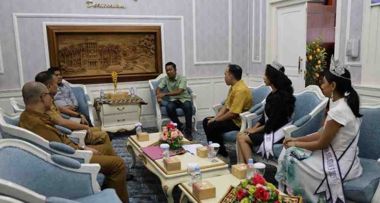 Sekda Palembang, Aprizal Hasyim menerima tiga perwakilan Sumsel untuk ikut Miss Yout 2025, Senin (4/7/2025). Foto: Kominfo Palembang.