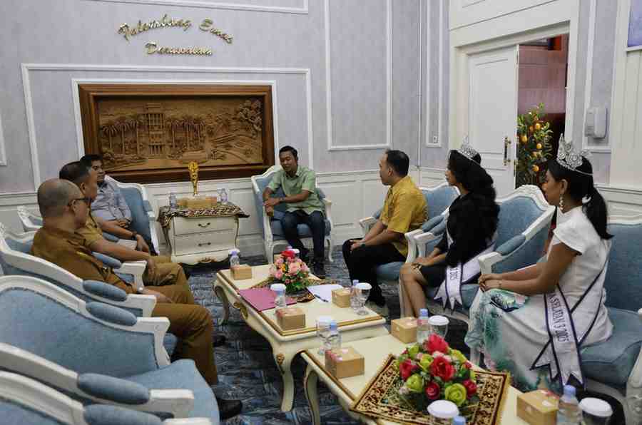 Sekda Palembang, Aprizal Hasyim menerima tiga perwakilan Sumsel untuk ikut Miss Yout 2025, Senin (4/7/2025). Foto: Kominfo Palembang.