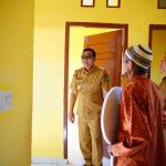 Bupati Muba HM Toha menyerahkan hasil bedah rumah di Sekayu. Foto: Kominfo Muba.