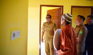 Bupati Muba HM Toha menyerahkan hasil bedah rumah di Sekayu. Foto: Kominfo Muba.