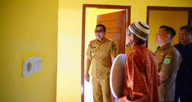 Bupati Muba HM Toha menyerahkan hasil bedah rumah di Sekayu. Foto: Kominfo Muba.