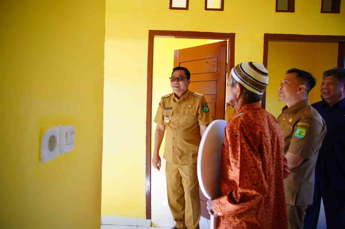 Bupati Muba HM Toha menyerahkan hasil bedah rumah di Sekayu. Foto: Kominfo Muba.