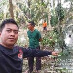 Tim BPBD Muba membantu warga yang kebabjiran. Foto: Kominfo Muba.