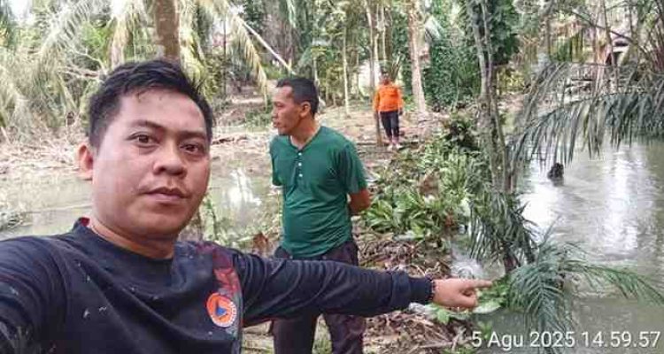Tim BPBD Muba membantu warga yang kebabjiran. Foto: Kominfo Muba.