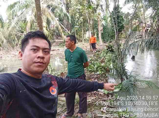 Tim BPBD Muba membantu warga yang kebabjiran. Foto: Kominfo Muba.