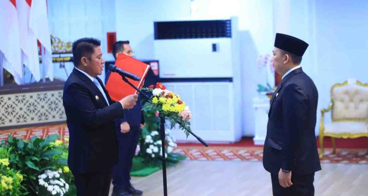 Gubernur Sumsel, Herman Deru melantik Arios Saplis, Kepala Perwakilan BKKBN Sumsel, Selasa (5/8/2025). Foto: Humas Pemprov Sumsel