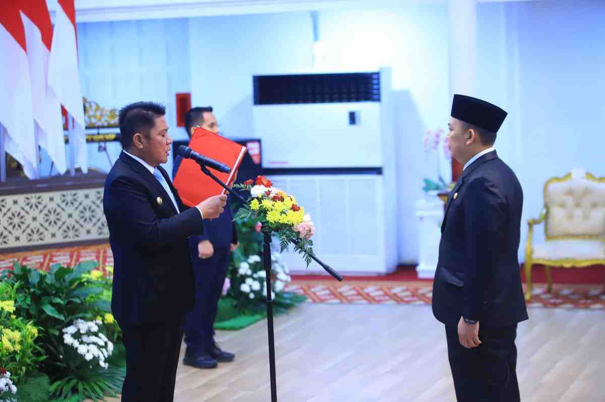 Gubernur Sumsel, Herman Deru melantik Arios Saplis, Kepala Perwakilan BKKBN Sumsel, Selasa (5/8/2025). Foto: Humas Pemprov Sumsel