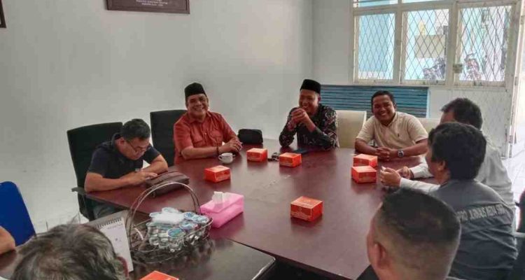 Para pengurus PJS Sumsel dan Komisi Informasi bersilaturrahim, Jumat (21/8/2025). Foto: Dok PJS Sumsel.