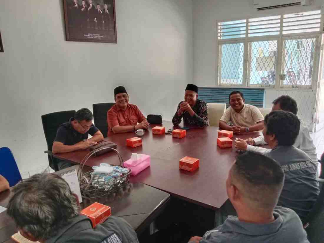 Para pengurus PJS Sumsel dan Komisi Informasi bersilaturrahim, Jumat (21/8/2025). Foto: Dok PJS Sumsel.