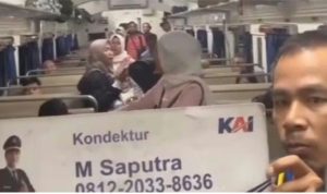 Screenshot video salah seorang penumpang kereta yang mengeluh telantar. Foto: IST.