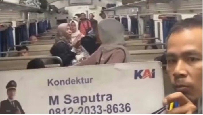 Screenshot video salah seorang penumpang kereta yang mengeluh telantar. Foto: IST.