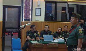 Kpda Bazarsah saat mengikuti sidang di Pengadilan Militer Palembang. Foto: Dok detik.com.