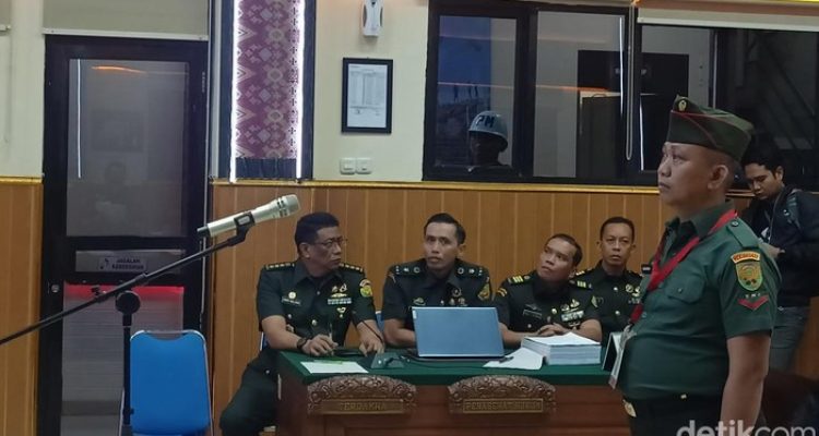 Kpda Bazarsah saat mengikuti sidang di Pengadilan Militer Palembang. Foto: Dok detik.com.
