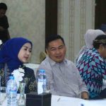Kadis Kominfo Palembang, Adi Zahri berdiskusi serius dengan Kadis Kominfo Sumsel, Rika Efianti, Sabtu (23/8/2025). Foto: Kominfo Palembang.