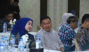 Kadis Kominfo Palembang, Adi Zahri berdiskusi serius dengan Kadis Kominfo Sumsel, Rika Efianti, Sabtu (23/8/2025). Foto: Kominfo Palembang.
