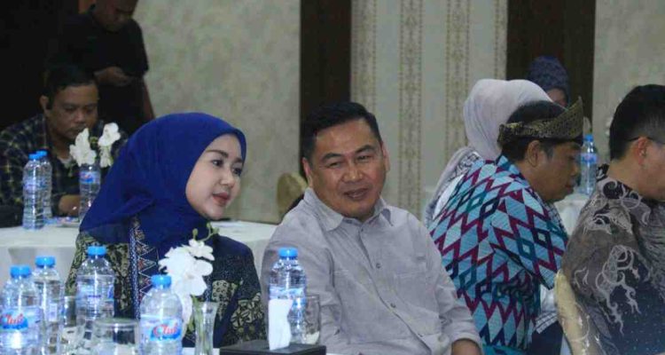 Kadis Kominfo Palembang, Adi Zahri berdiskusi serius dengan Kadis Kominfo Sumsel, Rika Efianti, Sabtu (23/8/2025). Foto: Kominfo Palembang.