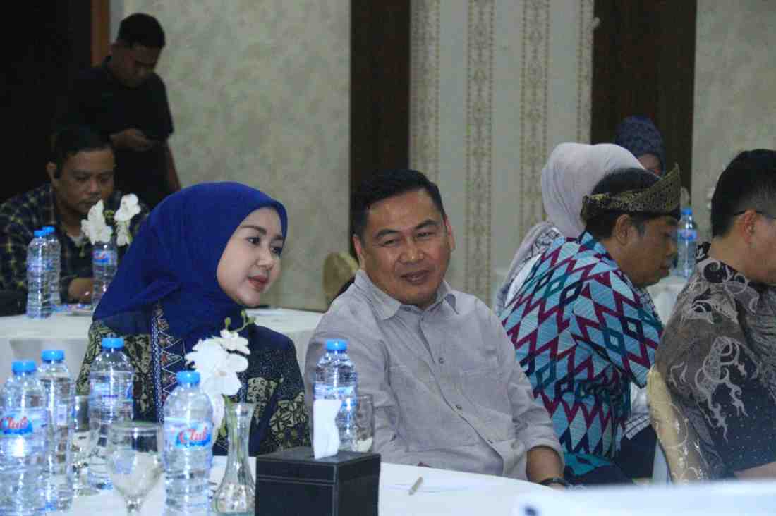 Kadis Kominfo Palembang, Adi Zahri berdiskusi serius dengan Kadis Kominfo Sumsel, Rika Efianti, Sabtu (23/8/2025). Foto: Kominfo Palembang.
