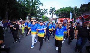 Gubernur Sumsel, Herman deru ikut jalan santai dalam rangka HUT IKA UII. Foto: Humas Pemprov Sumsel.