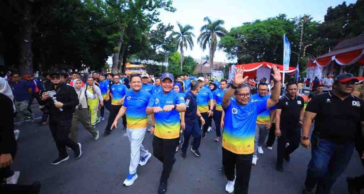 Gubernur Sumsel, Herman deru ikut jalan santai dalam rangka HUT IKA UII. Foto: Humas Pemprov Sumsel.