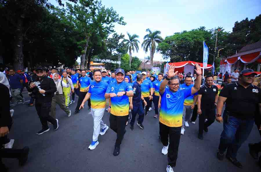 Gubernur Sumsel, Herman deru ikut jalan santai dalam rangka HUT IKA UII. Foto: Humas Pemprov Sumsel.