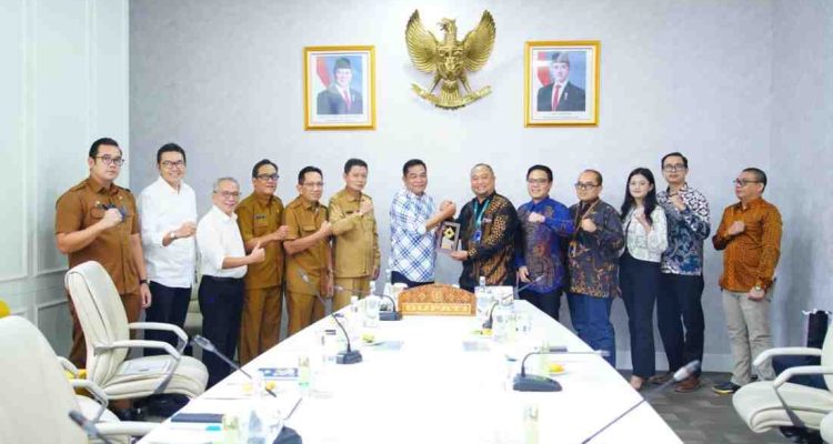 Bupati Muba HM Toha bersama jajaran menerima audiensi PT Indonesia Comnets Plus (Icon Plus) Subholding PLN, Selasa (12/8/2025) di Ruang Rapat Guest House Griya Bumi Serasan Sekate, Sekayu, Selasa (12/8/2025). Foto: Kominfo Muba.