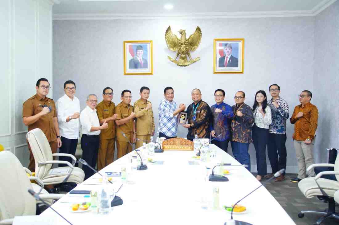 Bupati Muba HM Toha bersama jajaran menerima audiensi PT Indonesia Comnets Plus (Icon Plus) Subholding PLN, Selasa (12/8/2025) di Ruang Rapat Guest House Griya Bumi Serasan Sekate, Sekayu, Selasa (12/8/2025). Foto: Kominfo Muba.