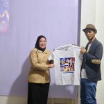 Ketua TP PKK Kota Palembang, Dewi Sastrani menerima kostum kaos dalam launching Sahabat Rakyat TV. Foto: Kominfo Palembang.
