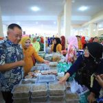 Wakil Gubernur Sumatera Selatan H. Cik Ujang melihat stand Bazar Kemerdekaan Badan Kerjasama Organisasi Wanita (BKOW) Sumsel di Gedung Perjuangan Wanita, Selasa (12/8/2025) Foto: Humas Pemprov Sumsel.