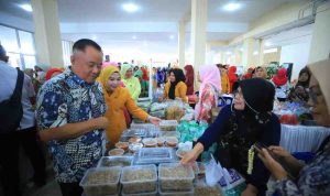Wakil Gubernur Sumatera Selatan H. Cik Ujang melihat stand Bazar Kemerdekaan Badan Kerjasama Organisasi Wanita (BKOW) Sumsel di Gedung Perjuangan Wanita, Selasa (12/8/2025) Foto: Humas Pemprov Sumsel.
