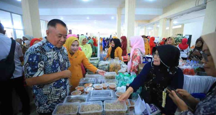 Wakil Gubernur Sumatera Selatan H. Cik Ujang melihat stand Bazar Kemerdekaan Badan Kerjasama Organisasi Wanita (BKOW) Sumsel di Gedung Perjuangan Wanita, Selasa (12/8/2025) Foto: Humas Pemprov Sumsel.