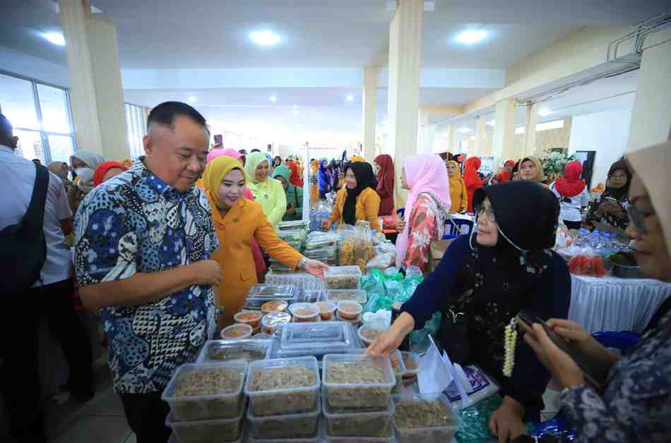 Wakil Gubernur Sumatera Selatan H. Cik Ujang melihat stand Bazar Kemerdekaan Badan Kerjasama Organisasi Wanita (BKOW) Sumsel di Gedung Perjuangan Wanita, Selasa (12/8/2025) Foto: Humas Pemprov Sumsel.