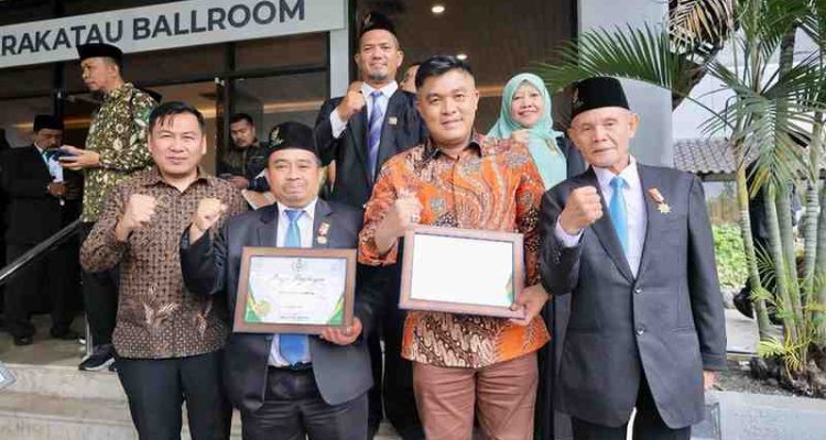 Sekda Palembang, Aprizal bersama sejumlah pejabat dan pimpinan Baznas Palembang usai menerima penghargaan di Baznas Awards 2025 yang digelar di Hotel Mercure Ancol, Jakarta, Kamis (28/8/2025). Foto: Kominfo Palembang.