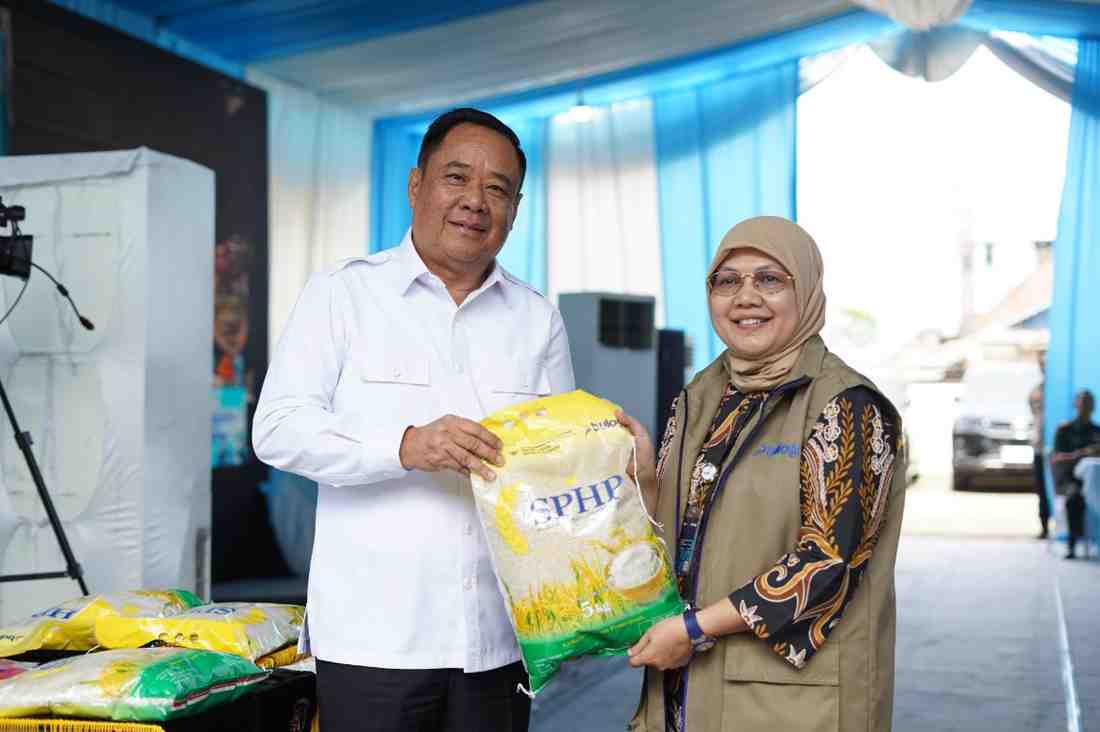Wagub Sumsel, Cik Ujang secara simbolis menyerahkan beras pada kegiatan gerakan pangan murah yang dgelar Polda Sumsel dan Bulog di Seberang Ulu, Palembang. Foto: Humas Pemprov Sumsel.