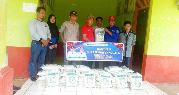 Pemkab Muba menyalurkan bantuan beras kepada para korban puting beliung di Jirak. Foto: Kominfo Muba.