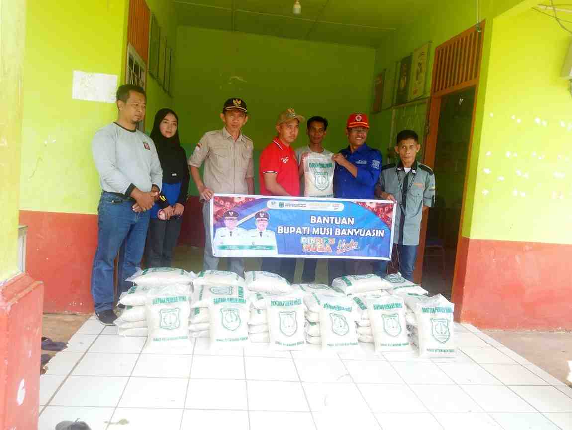 Pemkab Muba menyalurkan bantuan beras kepada para korban puting beliung di Jirak. Foto: Kominfo Muba.