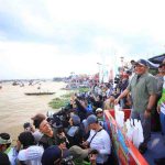 Gubernur Sumsel Herman Dceru saat melepas lomba bidar di pelataran BKB Palembang, Minggu (17/8/2025). Foto: Humas Pemprov Sumsel.