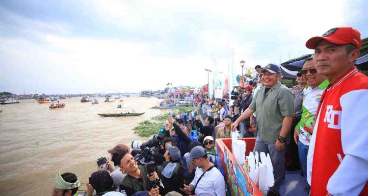 Gubernur Sumsel Herman Dceru saat melepas lomba bidar di pelataran BKB Palembang, Minggu (17/8/2025). Foto: Humas Pemprov Sumsel.