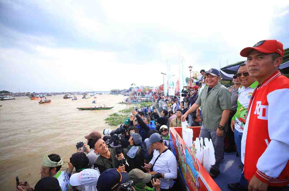 Gubernur Sumsel Herman Dceru saat melepas lomba bidar di pelataran BKB Palembang, Minggu (17/8/2025). Foto: Humas Pemprov Sumsel.