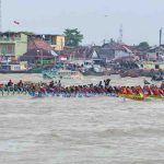 Para peserta lomba perahu bidar di Sungai Musi, Palembang, Minggu (17/8/2025). Foto: Kominfo Palembang.