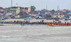 Para peserta lomba perahu bidar di Sungai Musi, Palembang, Minggu (17/8/2025). Foto: Kominfo Palembang.