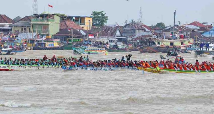Para peserta lomba perahu bidar di Sungai Musi, Palembang, Minggu (17/8/2025). Foto: Kominfo Palembang.