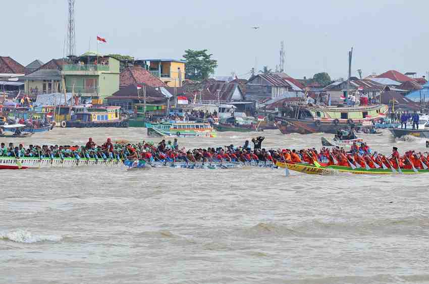 Para peserta lomba perahu bidar di Sungai Musi, Palembang, Minggu (17/8/2025). Foto: Kominfo Palembang.